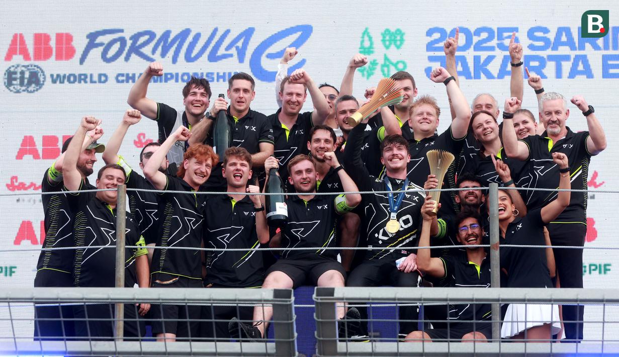Pembalap tim Kiro Racing, Dan Ticktum bersama timnya berfoto bersama saat menjuarai ajang Jakarta E-Prix 2025 yang berlangsung di Jakarta International ePrix Circuit, Ancol, Sabtu (21/6/2025). (Bola.com/M Iqbal Ichsan)