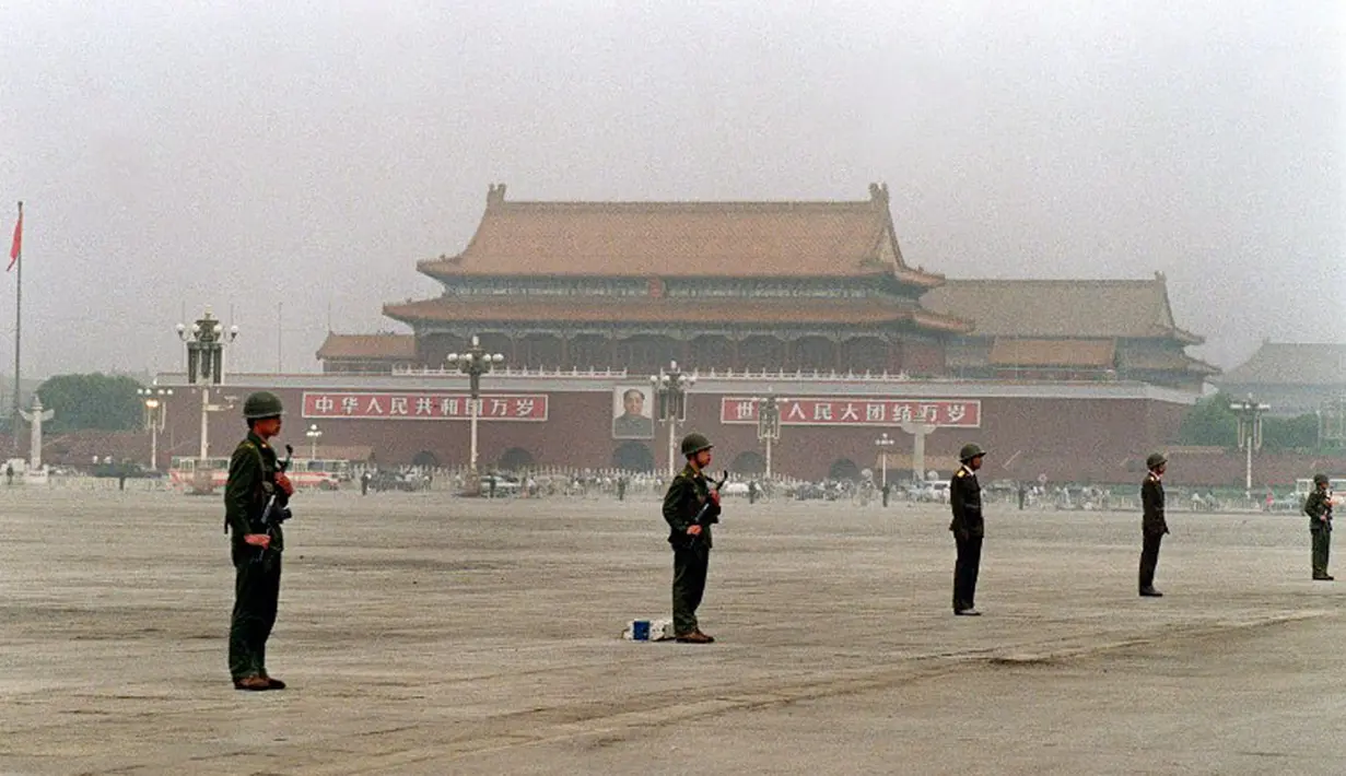 13 Juni 1989, sejumlah tentara bersenjata lengkap terus berjaga disekitar Lapangan Tiananmen, Tiongkok. (AFP PHOTO/CATHERINE Henriette)