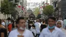 Orang-orang berjalan di sepanjang Jalan Istiklal, jalan perbelanjaan utama di Istanbul, Selasa (27/7/2021). Turki telah mencatat lebih dari 15.000 kasus virus corona baru, karena jumlah infeksi yang terus meningkat. (AP Photo/Mucahid Yapici)