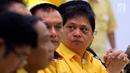 Ketua Umum Partai Golkar Airlangga Hartarto memimpin rapat pleno perdana setelah terbentuknya kepengurusan baru di DPP Golkar, Jakarta, Senin (29/1). Rapat pleno ini juga beragendakan perkenalan pengurus baru. (Liputan6.com/Johan Tallo)