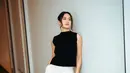 Bertambah usia sudah pasti, namun Pevita Peace selalu tampil menawan dengan berbagai gayanya yang selalu jadi inspirasi banyak wanita. Pakai outfit monokrom dengan gaya yang simpel, penampilannya sudah terlihat menawan dan menuai banyak pujian dari penggemar. (Liputan6.com/IG/@pevpearce)
