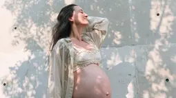 Julie Estelle Pamer Maternity Shoot Kehamilan Anak Kedua, Tampil Elegan dan Natural