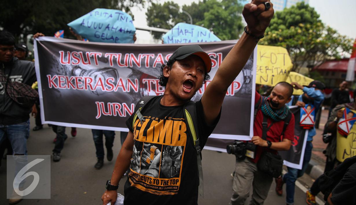 Seorang jurnalis melakukan aksi solidaritas di depan Kantor Menkopolhukam, Jakarta, (25/8).  Dalam aksinya para Jurnalis mendesak penyelesaian kasus tindak kekerasan terhadap jurnalis yang terjadi di Medan. (Liputan6.com/Faizal Fanani)