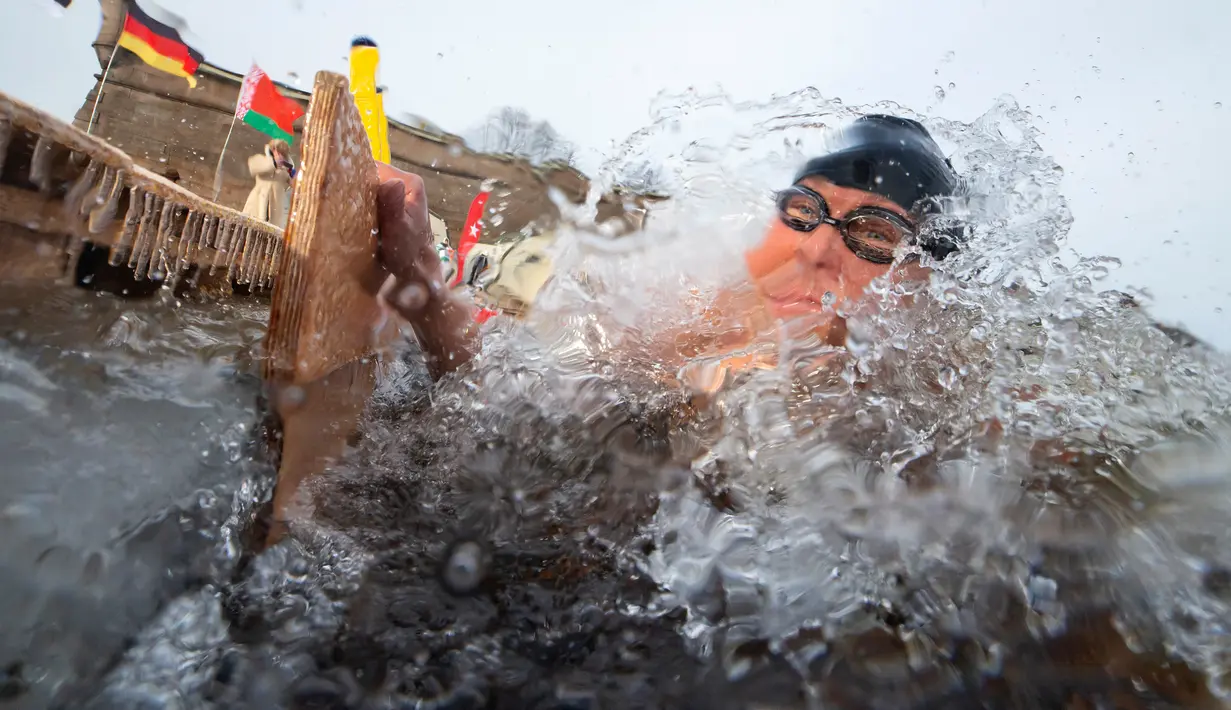 Seorang peserta mengambil bagian dalam kompetisi renang di air es dari sungai Neva selama Big Neva Cup of Ice Swimming di St.Petersburg, Rusia, 2 Maret 2019. Sekitar 150 dari 12 negara mengikuti kompetisi renang dengan suhu - 6 C. (AP/Dmitri Lovetsky)