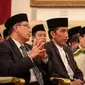 Presiden Jokowi (tengah) didampingi Ibu Negara, Iriana Jokowi (kanan) dan Menag Lukman Hakim ketika menghadiri acara Peringatan Isra Miraj Nabi Muhammad SAW Tahun 1436 H/2015 M di Istana Negara, Jakarta, Jumat (15/5) malam. (Liputan6.com/Faizal Fanani)