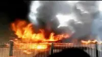 Sebuah video amatir berhasil merekam kebakaran yang menghanguskan Stasiun Klender, Jakarta Timur, Jumat (19/52017). 
