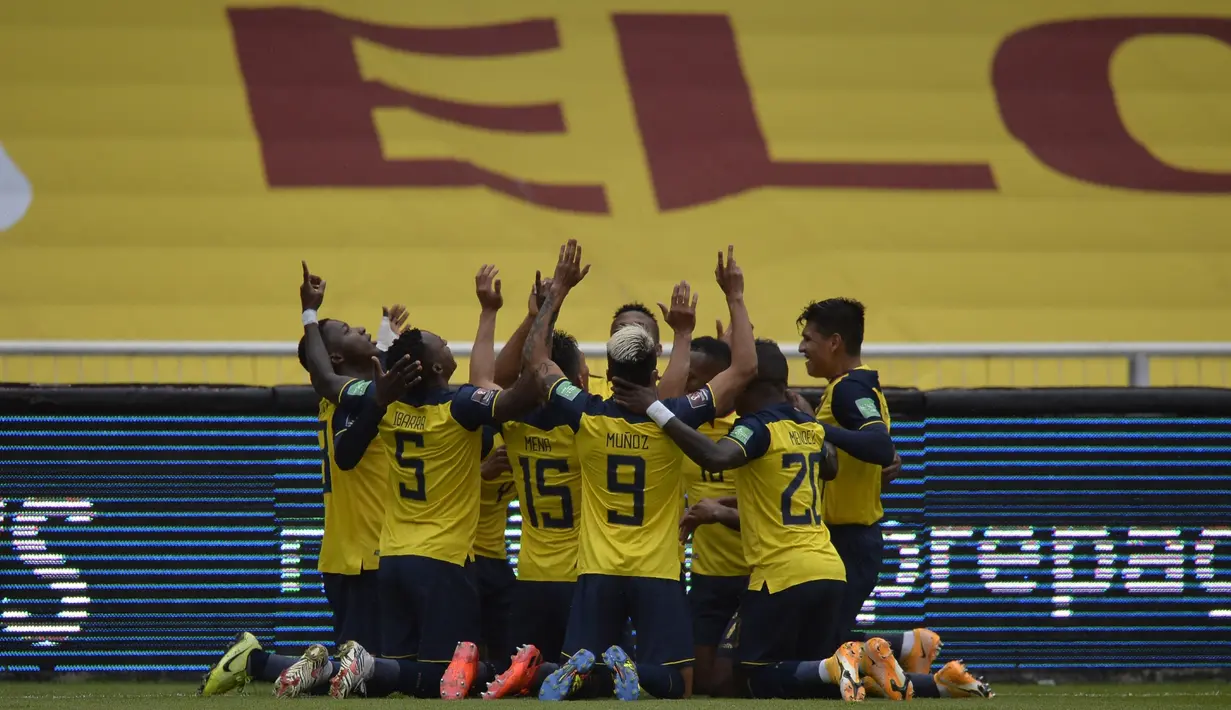 Para pemain Ekuador merayakan setelah Roberto Arboleda mencetak gol pembuka timnya melawan Kolombia selama pertandingan kualifikasi Piala Dunia 2022 di Quito, Ekuador, Selasa (17/11/2020). Ekuador menang telak atas Kolombia 6-1. (Rodrigo Buendia, Pool via AP)