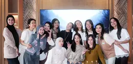 Sebagai Aries Babes, Nia Ramadhani, Tya Ariestya, dan Wulan Guritno rayakan ulang tahun bersama [@wulanguritno]