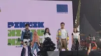 Parade Fashion Show Daur Ulang di Festival Piknik Hijau Hijau, Taman Hutan Kota, Gelora Bung Karno.