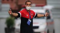 Ekspresi pelatih Madura United, Fabio Araujo Lefundes saat menghadapi Persik Kediri dalam laga pekan ke-13 BRI Liga 1 2021/2022 di Stadion Moch. Soebroto, Magelang, Rabu (24/11/2021). (Bola.com/Bagaskara Lazuardi)