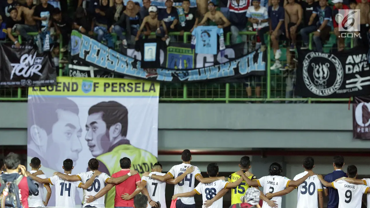 Suporter Persela Beri Penghormatan buat Alm Choirul Huda