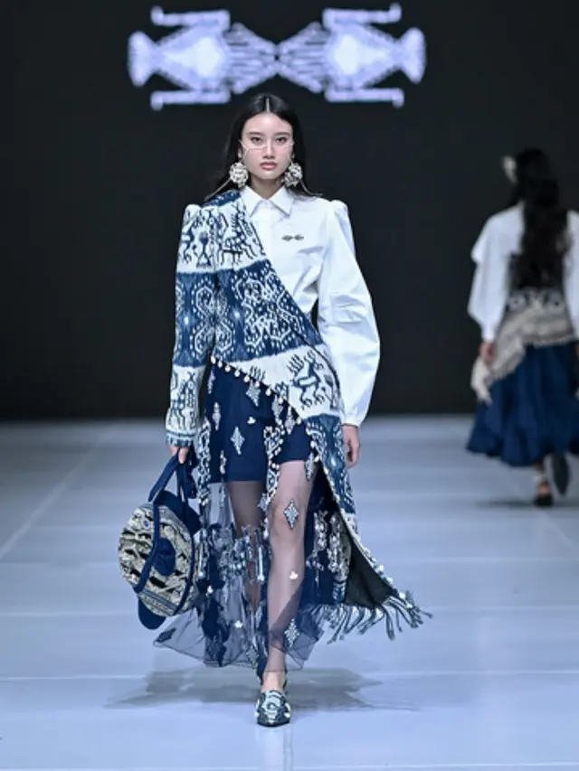 Koleksi Mel Ahyar di JFW 2026 mengunakan kain Sumba dibuat dengan sentuhan modern. [Dok. Jakarta Fashion Week]