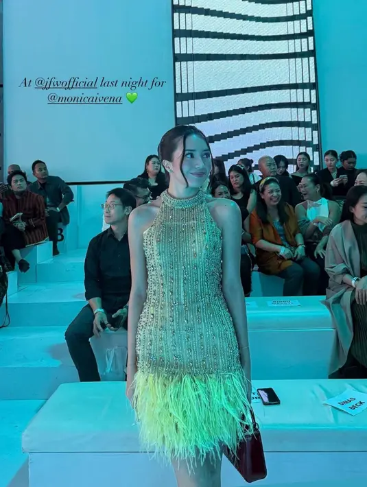 Beby Tsabina tampil ekstra glamor mengenakan halter mini dress berpayet yang dihiasi aksen bulu di bawahnya. [@bebytsabina].