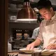 Chef Vallian Gunawan menghadirkan The Nostalgic Adventure di Kindling, sebuah pengalaman bersantap intim yang membawa tamu menelusuri kembali kenangan meja makan keluarga. Berakar pada warisan Peranakan Chinese sang chef, sajian memadukan sentuhan Teochew, Betawi, Manado, hingga cita rasa Jakarta tempo dulu dalam suasana hangat dan penuh nostalgia. (courtesy VIsa)