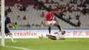 Antonio Valencia melompat untuk menghindari tekel pemain North London Legends dalam laga ekshibisi Champions Impact in Jakarta: The Rivalry Returns di Stadion Utama Gelora Bung Karno (SUGBK), Jakarta, Sabtu (10/10/2026). (KLY/Budy Santoso)