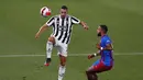 Pemain belakang Juventus Mattia De Sciglio (kiri) mengontrol bola di depan penyerang Barcelona, Memphis Depay pada pertandingan Joan Gamper Trophy di Estadi Johan Cruyff, Minggu (8/8/2021). (AP/Joan Monfort)