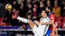 Striker Mu, Zlatan Ibrahimovic, dijaga ketat pemain Crystal Palace dalam lanjutan Premier League yang berlangsung di Stadion Selhurst Park, London, Rabu (14/12/2016) waktu setempat. (Action Images via Reuters/Tony O'Brien)