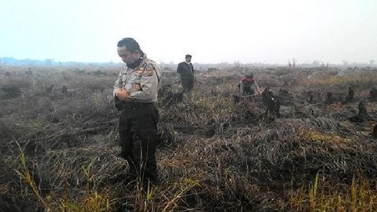 Disela-sela pemadaman, Kapolres Inhu salat di lahan yang terbakar