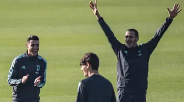 Penyerang Juventus Cristiano Ronaldo (kiri) bersama rekan-rekannya saat mengikuti sesi latihan tim di Juventus Training Center di Turin (5/11/2019). Juventus akan bertanding melawan wakil Rusia, Lokomotiv Moscow pada Grup D Liga Champions di RZD Arena. (Marco Bertorello / AFP)