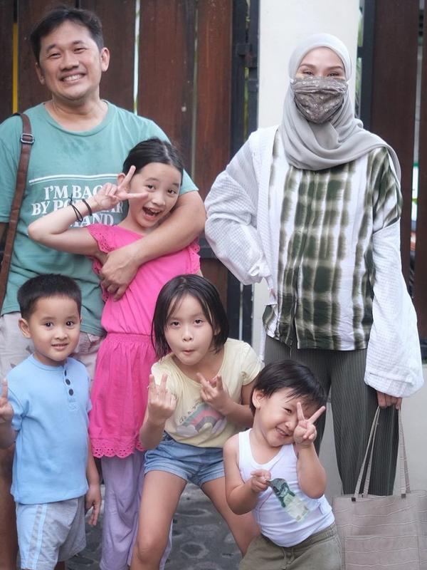 Zaskia Adya Mecca dan keluarga. (Foto: Instagram @zaskiadyamecca)