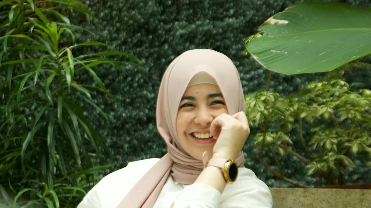 Identik Penampilan Syari, Ini 6 Gaya Risty Tagor Pakai Pashmina hingga Segi Empat