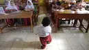 Mukhlis Abdul Holik (8) mengikuti kegiatan belajar di SDN 10 Cibadak Sekarwangi, Sukabumi, Kamis (15/11). (Merdeka.com/Arie Basuki)