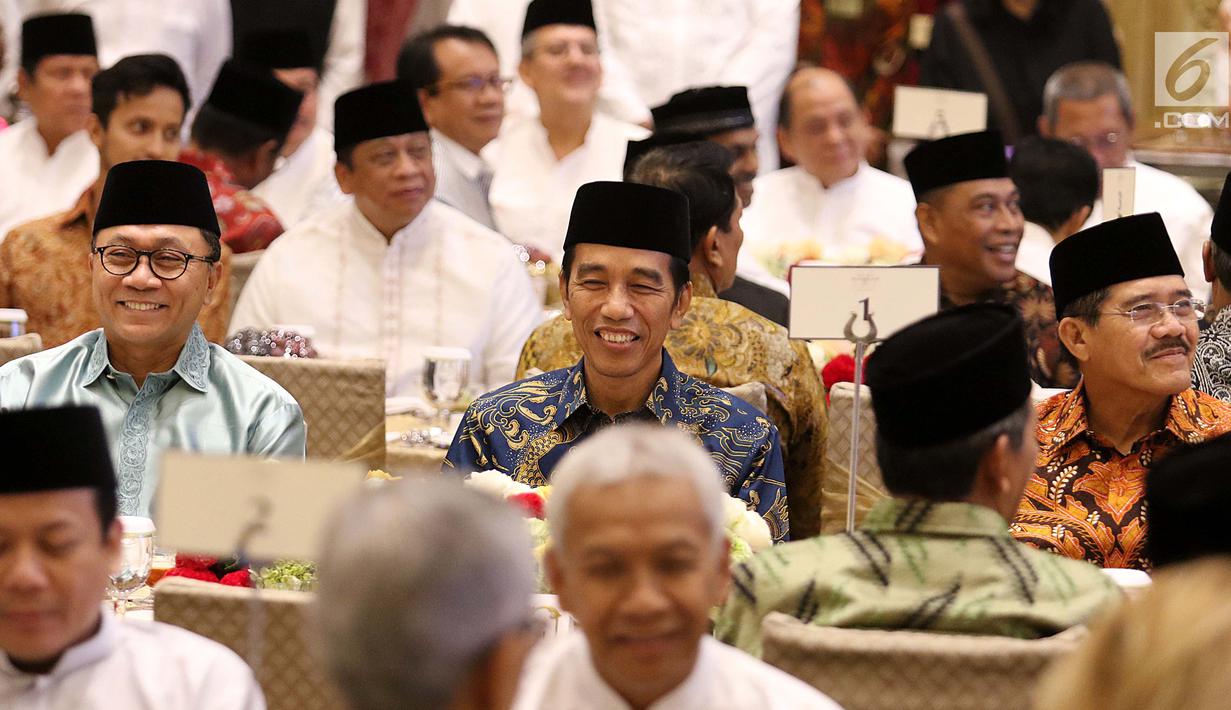 Presiden Jokowi didampingi Ketua MPR Zulkifli Hasan saat menghadiri acara buka puasa bersama Anggota DPD RI di Kediaman Ketua DPD, Kuningan, Jakarta, Selasa (6/6). (Liputan6.com/Angga Yuniar)