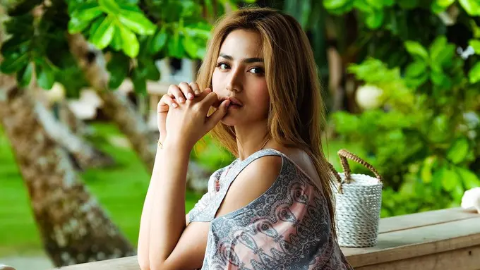 [Bintang] Bagai Putri Duyung, Cantiknya Jessica Iskandar dengan Makeup yang Eksotis