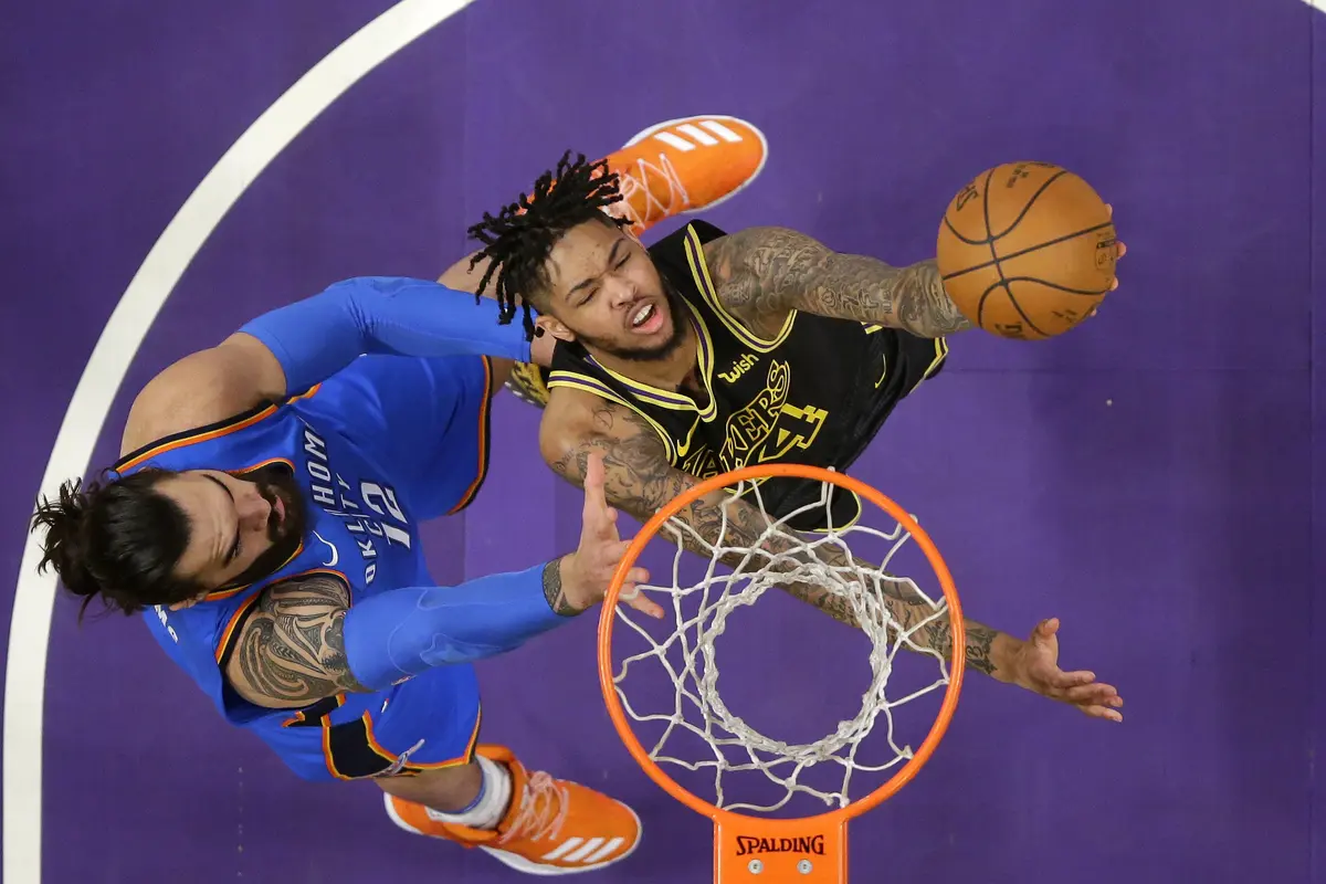 Pemain Lakers Brandon Ingram mencoba melakukan layup
