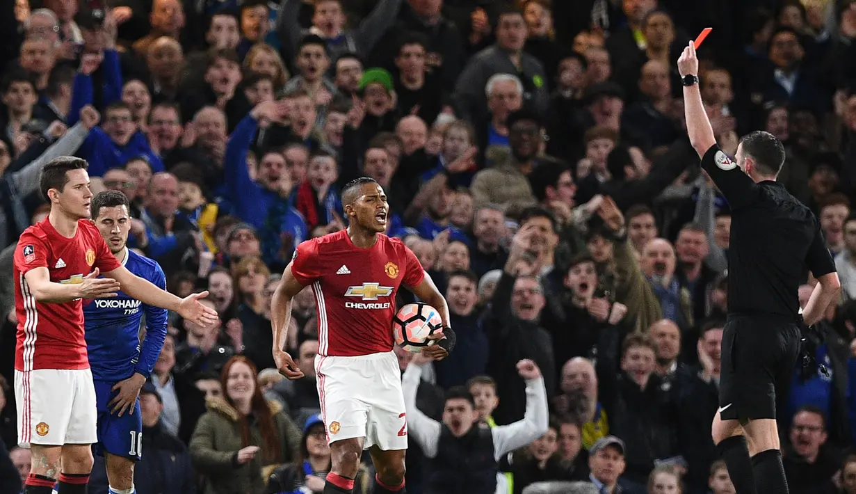 Wasit Michael Oliver memberikan kartu merah kepada gelandang Manchester United, Ander Herrera. Petaka bagi MU saat menit ke-35, ketika Herrera diusir wasit akibat melanggar Eden Hazard. (AFP/Justin Tallis)