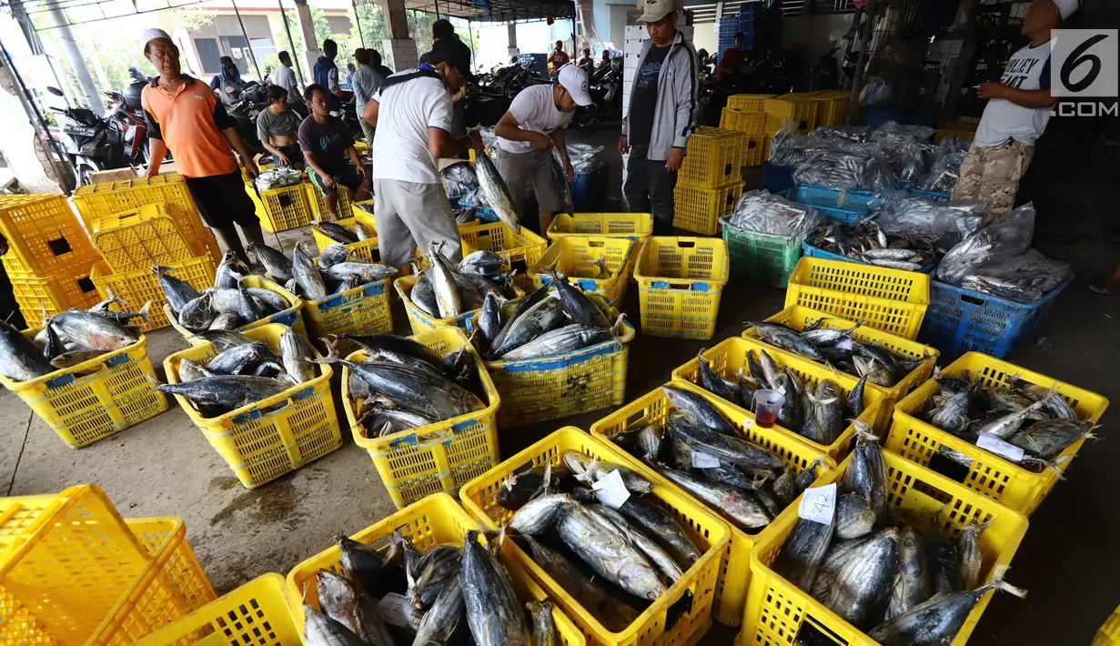 Nelayan memindahkan ikan laut hasil tangkapan di Pelabuhan Muara Angke, Jakarta, Kamis (26/10). Kementerian Kelautan dan Perikanan (KKP) menyatakan hasil ekspor perikanan Indonesia menunjukkan peningkatan. (Liputan6.com/Angga Yuniar)