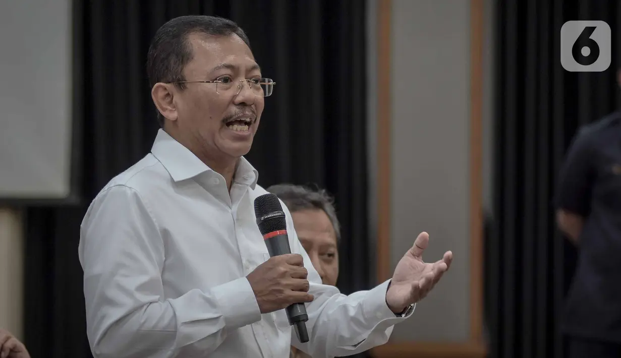 Menkes Terawan Agus Putranto memberikan keterangan terkait dua WNI yang terjangkit virus corona di Kemenkes, Jakarta, Senin (2/3/2020). Diketahui, keduanya tertular virus corona dari warga negara Jepang yang berkunjung ke rumah mereka di Depok, beberapa waktu lalu. (Liputan6.com/Faizal Fanani)