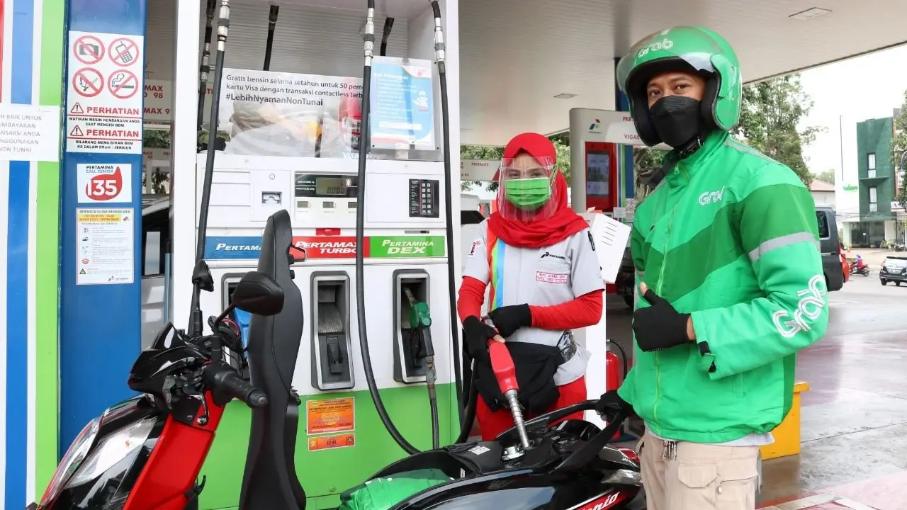 salah satu mitra pengemudi transportasi online Grab Bike di Kota Bandung mengisi BBM Pertamax. (Dok Pertamina Patra Niaga)