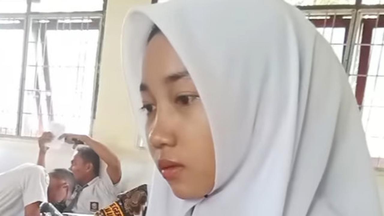 Bukan karena Bandel, Siswi SMA ini Suka Bikin Ibu Guru Menangis karena Hasil Tugasnya Terlalu Bagus