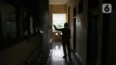 Petugas menyemprotkan cairan disinfektan di SDN 08 Duri Pulo, Jakarta Pusat, Jumat (28/1/2022). Penyebaran COVID-19 di sejumlah kawasan pendidikan di DKI Jakarta kembali bertambah, pihak sekolah bekerja sama dengan PMI setempat untuk mengantisipasi penyebaran COVID-19. (Liputan6.com/Faizal Fanani)