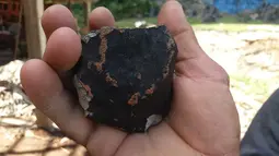 Dugaan potongan meteorit yang jatuh di Kuba barat, dekat kota Vinales, Pinar del Rio pada Jumat (1/2). Warga setempat di kota Vinales mendengar ledakan keras selama kejadian, namun tidak ada laporan korban cedera. (FATIMA RIVERO/TELEPINAR/AFP)