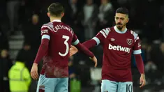 Pemain West Ham United Aaron Cresswell (kiri) berjabat tangan dengan Manuel Lanzini usai melawan Derby County pada pertandingan sepak bola putaran keempat Piala FA di Stadion Pride Park, Derby, Inggris, 30 Januari 2023. West Ham United mengalahkan Derby County dengan skor 2-0. (AP Photo/Rui Vieira)