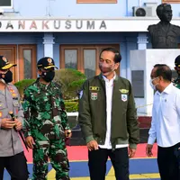 Dengan konsep utilitarian Jokowi dan Erick Tohir terlihat gagah dengan jaket Kadet 1947.