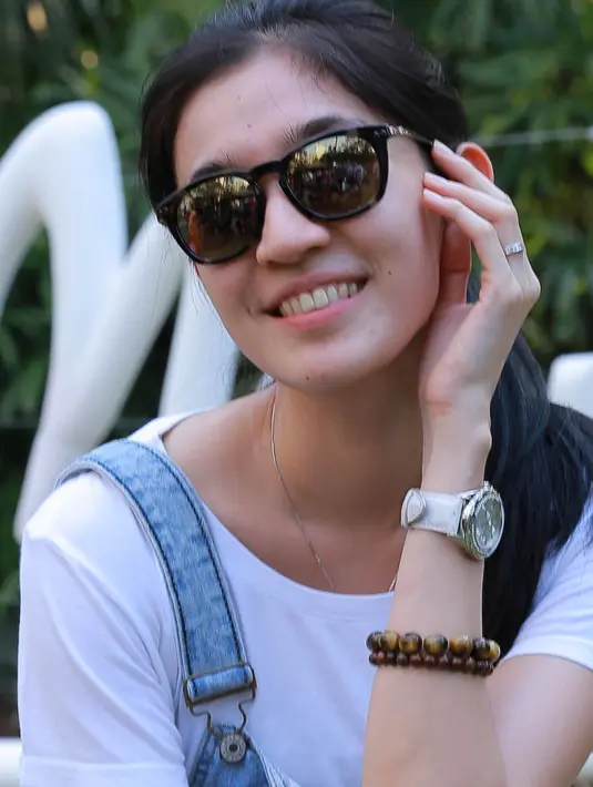 'Kacamata selalu dibawa, apalagi aku suka sama pantai, akan lebih indah pakai kacamata' ujar Dhini lagi. (Galih W.Satria/Bintang.com)