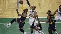 Forward Cleveland Cavaliers LeBron James memasukkan bola pada gim pertama final Wilayah Timur playoffs NBA 2017 melawan Boston Celtics. Cavaliers menang 117-104 di TD Garen, Kamis (18/5/2017) pagi WIB. (AP Photo/Charles Krupa)