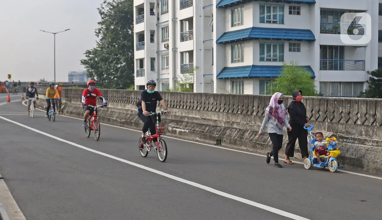 Warga bersepeda saat Hari Bebas Kendaraan Bermotor (HBKB) atau Car Free Day (CFD) di Jalan Layang Non Tol Antarasari, Jakarta, Minggu (28/6/2020). (Liputan6.com/Herman Zakharia)