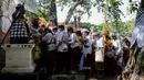 Umat Hindu membawa sesaji saat akan berdoa pada perayaan Hari Raya Kuningan di Pura Sakenan, Pulau Serangan, Denpasar, Bali, Sabtu (20/11/2021). Kuningan merupakan hari terakhir perayaan Galungan yang diyakini sebagai hari naiknya roh suci leluhur kembali ke surga. (Sonny TUMBELAKA/AFP)