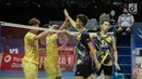 Ganda Putra Indonesia Fajar Alfian/Muhammad Rian Ardianto bersalaman usai pertandingan perempat final Indonesia Open 2017 melawan Kittinupong Kedren/Dechapol Puavaranukroh (Thailand) di Jakarta, Jumat (16/6). (Liputan6.com/Faizal Fanani)
