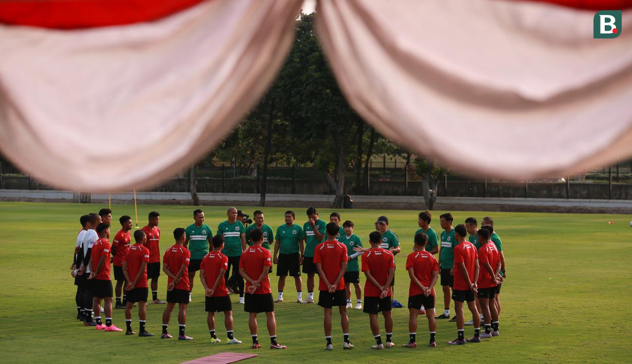 Pelatih Timnas Indonesia U-23, Shin Tae-yong memimpin briefing saat latihan perdana menjelang Piala AFF U-23 yang berlangsung di Lapangan A, Senayan, Jakarta, Kamis (10/08/2023). (Bola.com/Bagaskara Lazuardi)