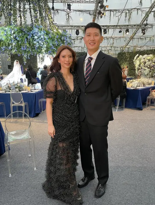 Kali ini, Nadia Saphira tampak dengan party dress. Gaun cantik yang sempurna hadirkan pesona elegan pada dirinya. [Foto: Instagram/ @Nadsap]