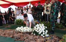 Penuh Haru, Momen Tabur Bunga Penuh Air Mata di Pemakaman Hotma Sitompul yang Digelar Secara Militer