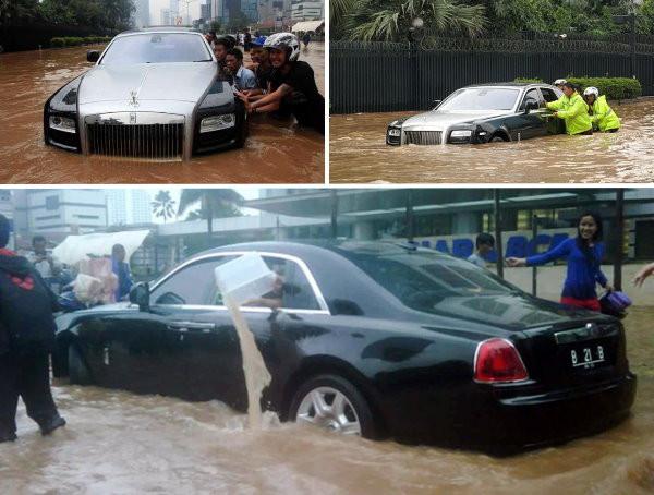 Rolls Royce Ghost Terjebak Banjir di Jakarta