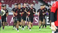 Pemain Timnas Indonesia melakukan pemanasan jelang sesi latihan resmi di Stadion Utama Gelora Bung Karno, Senayan, Jakarta, Senin (24/3/2025). (Liputan6.com/Angga Yuniar)