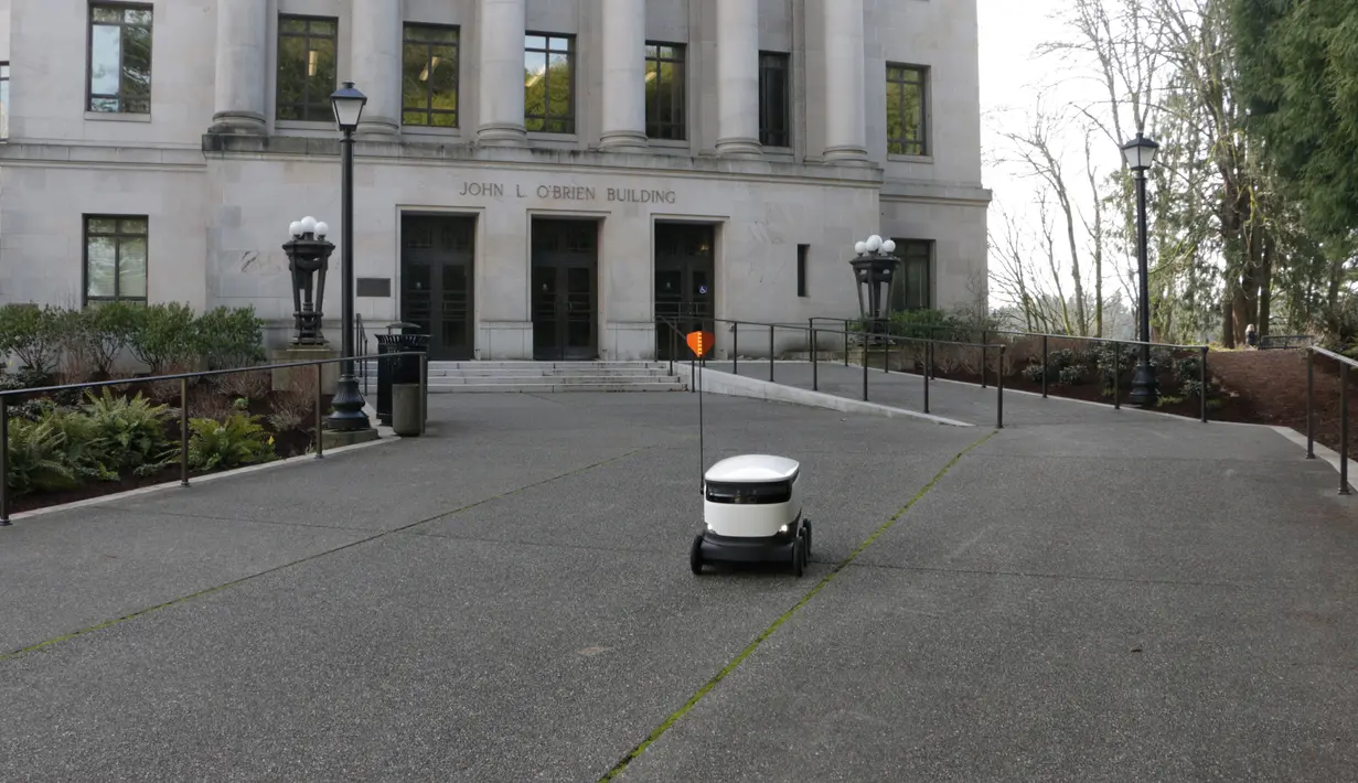 Sebuah robot pengirim barang berkeliling di dekat Washington Capitol di Olympia, Washington, 28 Januari 2019. Anggota parlemen sedang mempertimbangkan undang-undang pengaturan yang akan memungkinkan pengiriman robot di pinggir jalan. (AP/Rachel La Corte)