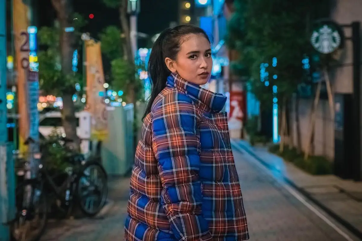 [Bintang] Tampil Edgy Saat Travelling, Ini Pilihan Fashion Item Andalan Ayushita yang Super Cool